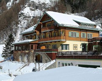 Hotel Kaiservilla - הייליגנבלוט - בניין