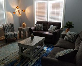 Quaint Country Cottage Offering Quiet Escape Off The Beaten Path - Brenham - Living room