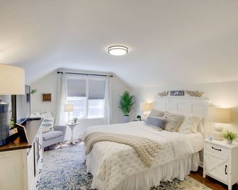 Family Home, 1 Block to Lake Michigan Beach! - Sheboygan - Bedroom
