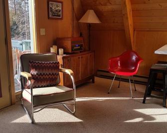 Cozy Cabin by the wild Brazos - Chama - Living room