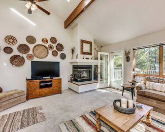 Bright Townhome - 1 Mile to Downtown Cloudcroft - Cloudcroft - Living room