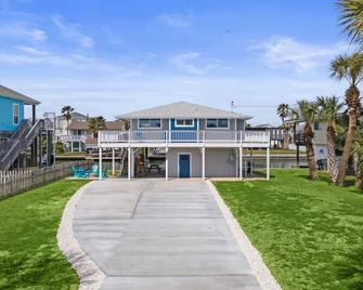 Texan Waterfront Retreat with Boat Slip, Fire Pit, Game Room & Outdoor Shower - Jamaica Beach - Edificio
