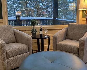 Yellowstone's Luxury Cabin Retreat, W/Hot Tub! Ten Minutes From Yellowstone Np! - West Yellowstone - Lounge