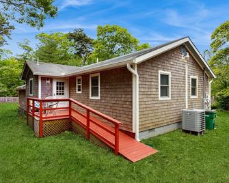 Quaint, ranch style home in Oak Bluffs with central air - Oak Bluffs - Edificio
