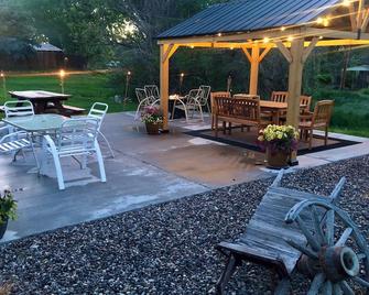 Loved By Guests ! Highly Rated, Location Perfect, Pools One Minute, Amenity-Rich, Cozy Comfort, and Pup Friendly, Discover An Exceptional Wyoming Stay, Thermopolis River Walk Home at Hot Springs State Park, 'Where Families and Fisherman Stay' - Thermopolis - Patio