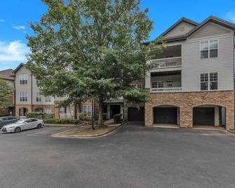 Upscale King 2BR Suite Mins to Downtown Raleigh! - Cary - Building