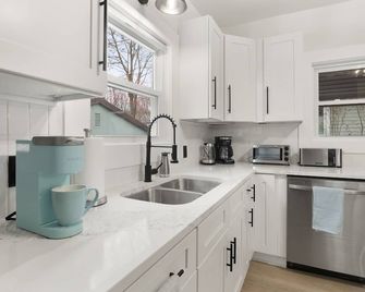 Modern 4 BR/2 Bath House near University of Rochester - Rochester - Kitchen