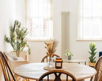 Unique 2 Bedroom Flat on Stoke Newington High Street - London - Dining room