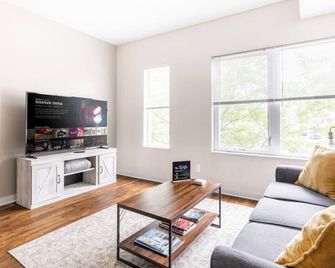 Luxury Downtown Townhome Unit 15 - Cleveland - Phòng khách