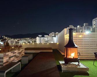 Build1 Hostel, Seomyeon, Busan, South Korea - פוסן - מרפסת