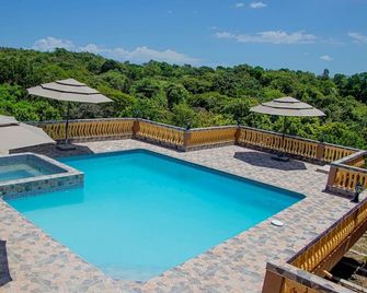 Blue Berry Hill Villa - Discovery Bay - Pool