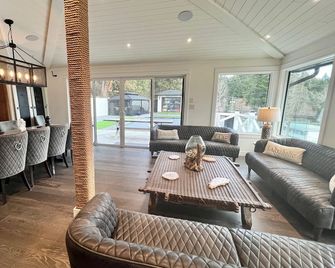Lakefront(partial) dock pool hot tub barrel rolled sauna gym bunk house fire pit - Shawnigan Lake - Living room