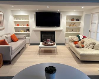 Port Credit - Mineola Cottage - Mississauga - Living room