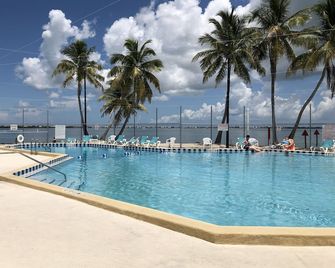 35'x70'WF RV Site on canal for rent for RV owners. Pet friendly gated community. - Cudjoe Key - Pool