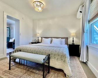 The legendary Admirals Suite! Boothbay Harbor 2-Room King Suite w/ Bedroom and study - Boothbay Harbor