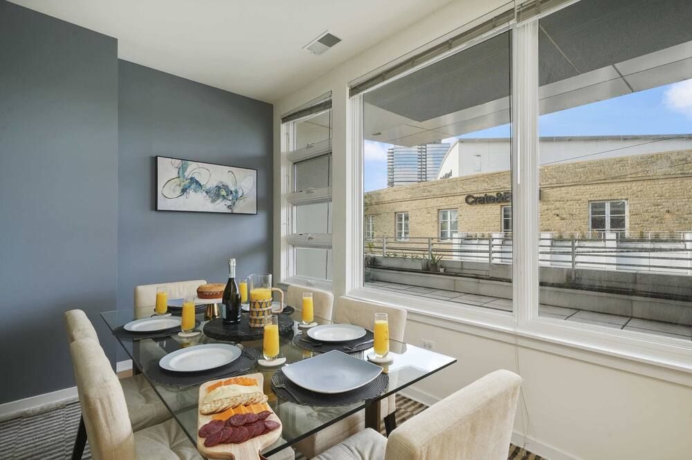 City-View Chicago 3-Br Rooftop - שיקאגו - חדר אוכל