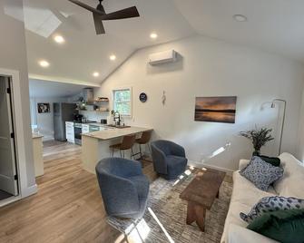 Ann Creek: Charming 2 BR fully renovated house at Greenwood Lake. Dog friendly. - Greenwood Lake - Living room