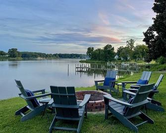 Waterfront 3-Bed Oasis Perfect for City Getaway - Montross - Patio