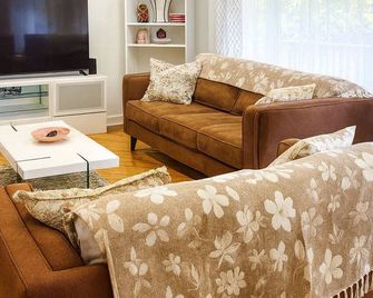 Cozy Fountain Cottage - Georgina - Living room