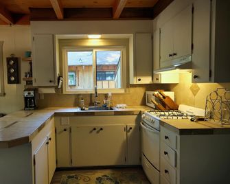 Summertime! Charming Family Friendly - West Shore Tahoe Cabin - Tahoma - Kitchen