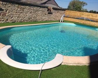 La Ferme De Manon - Bozouls - Piscine