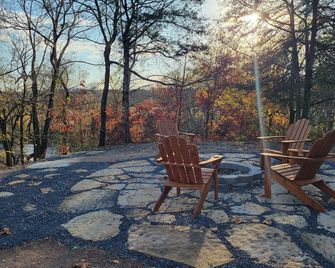 Riverside Retreat- Cozy Secluded 2 Bedroom Cabin on the Caddo River - Norman - Patio
