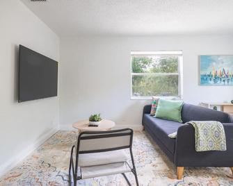 Lovely 2 Bed 1 Bath Near Las Olas Withfr - Fort Lauderdale - Living room