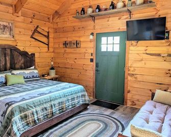 'Moonshine Mansion' Cozy tiny cabin in peaceful Fancy Gap. - Fancy Gap - Bedroom