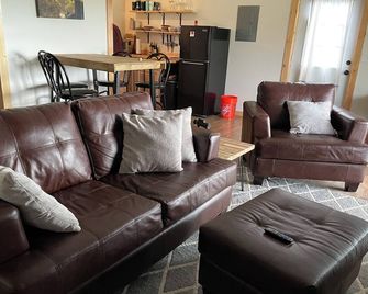 'Red Tail Cabin' at Hawks Nest. Secluded but close to everything! - Interlaken - Living room