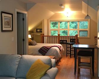 Otter Lane Country Carriage House - Group Bachelor Suite - Langley - Bedroom