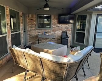 Quaint/Quiet Neighborhood- 5 Bedroom Home With Gardens, Pool/Hot Tub. - Bedford