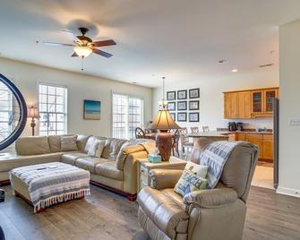 4 Mi to Beaches Pet-Friendly Lewes Condo! - Lewes - Living room