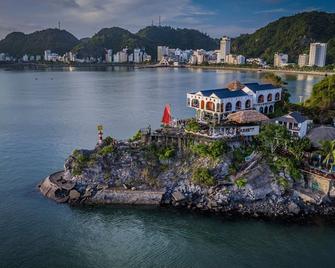 Le Pont Bungalow Hostel - Cat Ba - Outdoors view