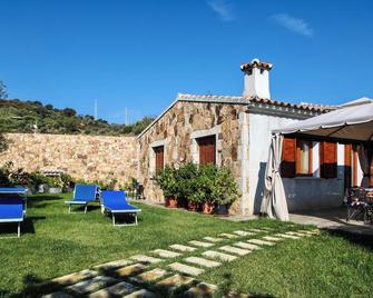 ISS Travel, Stazzu Fioritu - ground floor apartments with sea view - San Teodoro - Patio