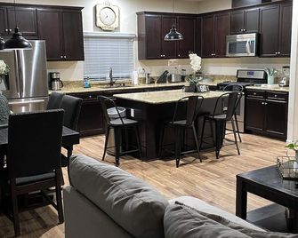 4-bedroom house in an amazing neighborhood with AC, WiFi. Relax and unwind. - Imperial - Cocina