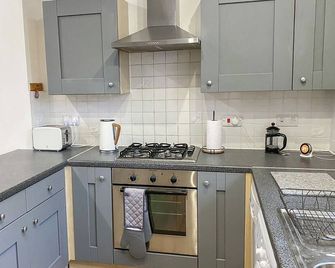 Charming 2 bedroom Town House - Lichfield City Centre - Lichfield - Kitchen