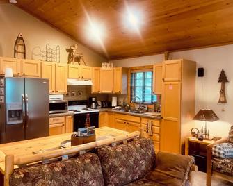 Private & Quaint Cabin in Mercer. Close To Town With Many Northwoods Amenities. - Mercer - Cocina