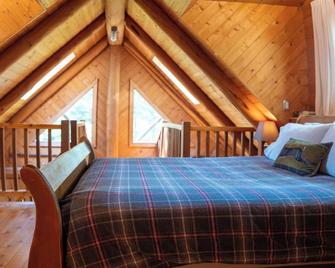 Wildwood Cabins - Bowen Island - Bedroom