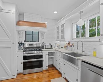Luxury and Historic Elegance in a Charming West Palm Beach Villa. Pet Friendly! - West Palm Beach - Cucina