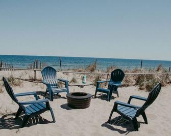 Infinity · Beachfront Bungalow, king bed, Private balcony - Salisbury - Balcony
