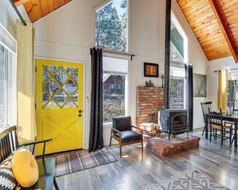 2 Mi to Trinity Lake: Forest-View Gem w/ Hot Tub! - Trinity Center