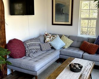 Cozy coastal oasis w/ wooded views and wrap around deck. Close to Dauphin Island - Theodore - Living room