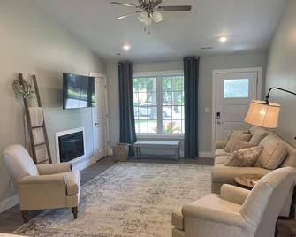 Simply Charming Nest-Nearly brand new, central, super clean, well appointed. - Quincy - Living room