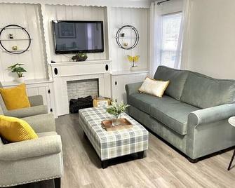 The Town Line Apartment - Waterford - Living room