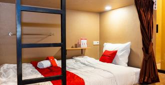RedDoorz Hostel @ DI Panjaitan Simpang Lima - Semarang - Bedroom