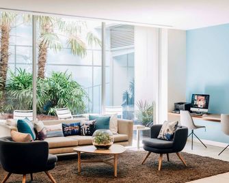 Saint Kilda Beach Hotel - Melbourne - Living room