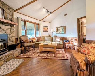 Mountain Resort Home w/ Views, By Sky Valley Golf! - Sky Valley - Living room