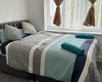 Gorgeous 5 bedroom house - Bromley - Bedroom