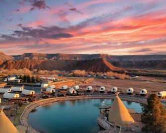 Outdoor fun Wagon #19 w/2QB, bathroom and a Fire - Virgin - Pool