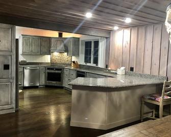 Beautiful Walloon Lake Cottage with Guest House - Walloon Lake - Kitchen